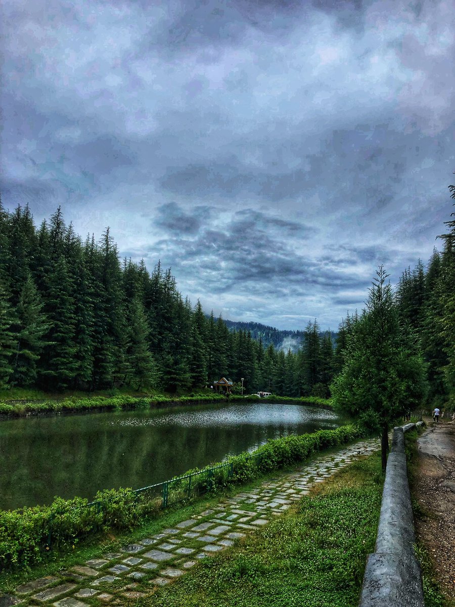 iamanthakur's tweet photo. "Lost in the mesmerizing embrace of lakeside tranquility. Every ripple whispers stories of nature's elegance. 🌅🏞️ #LakeMagic #NatureEscape" https://t.co/ymyUzh1hIs