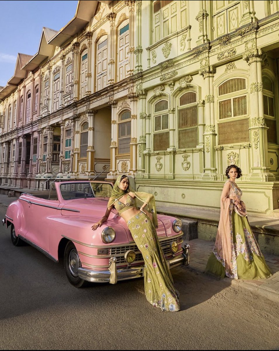 nakshb_'s tweet image. This Indian brand did a shoot around these pastel houses in Sidhpur, Gujarat. It’s a stunner location and one of a kind. Even Sita Ramam shot here.