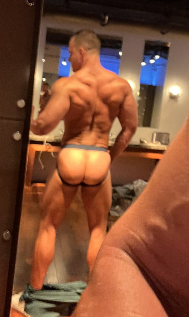 muscleass8's tweet photo. Drop ‘em and give me 50 😈 https://t.co/vHNja44yQ6