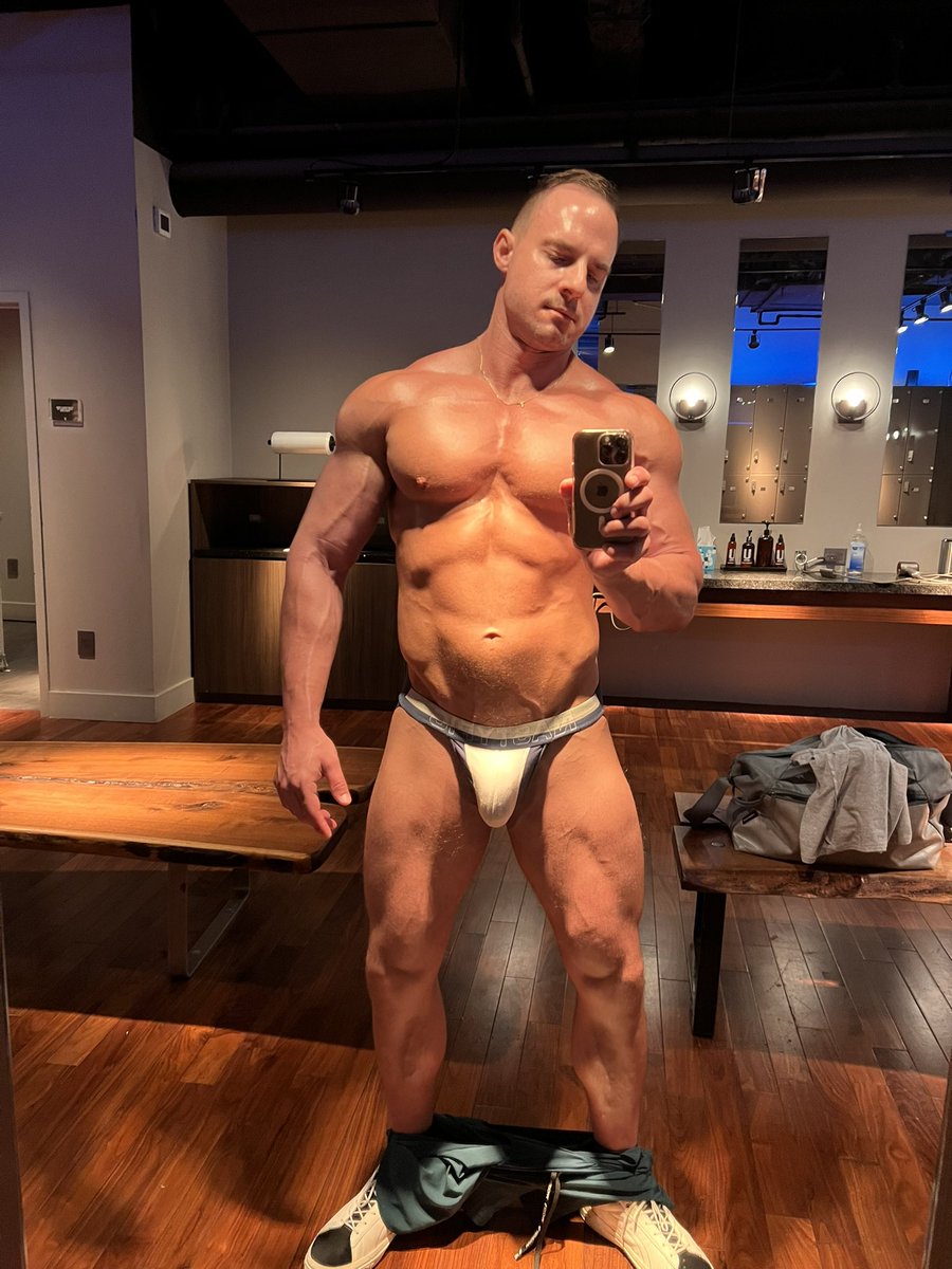 muscleass8's tweet photo. Drop ‘em and give me 50 😈 https://t.co/vHNja44yQ6