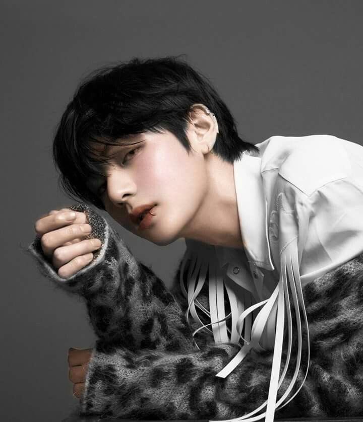 ittmon_05's tweet photo. au #kookv / 🔞

Taehyung hace contenido +18 y a él encanta provocar a su sexi fotógrafo.

Jungkook siempre se controla para no tomarlo suyo al chico bonito en ese momento. 

#kookv #taekook https://t.co/q43zpLJOkv