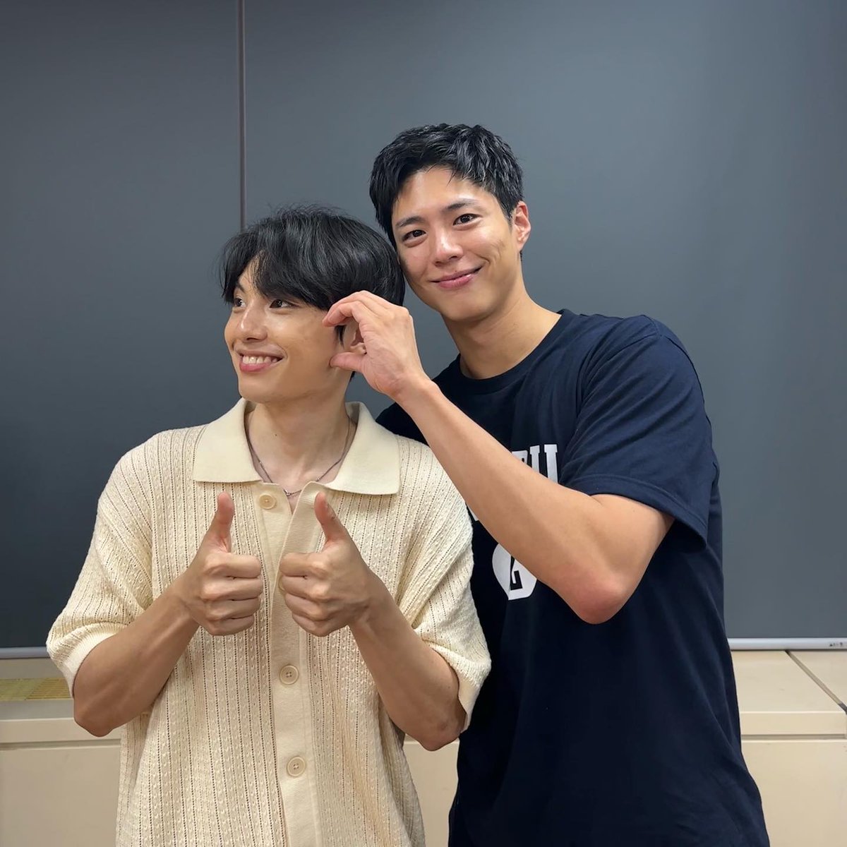 AllForParkBoGum's tweet photo. 2023.08.12 #Parkbogum 12th Anniversary <Cantabile> Fanmeet DAY2 🌳📷

รวมภาพโบกอมและทีมงาน + เพื่อนกองทัพเรือที่มาแสดงด้วยกันค่ะ

#Cantabile  #박보검  #พัคโบกอม https://t.co/EEVJ0YZiFP