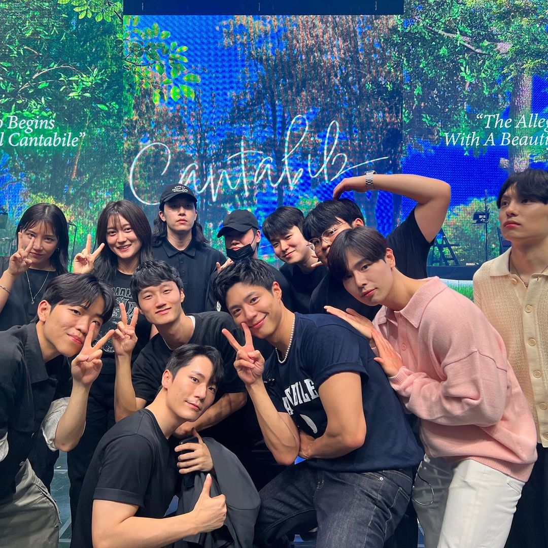 AllForParkBoGum's tweet photo. 2023.08.12 #Parkbogum 12th Anniversary <Cantabile> Fanmeet DAY2 🌳📷

รวมภาพโบกอมและทีมงาน + เพื่อนกองทัพเรือที่มาแสดงด้วยกันค่ะ

#Cantabile  #박보검  #พัคโบกอม https://t.co/EEVJ0YZiFP