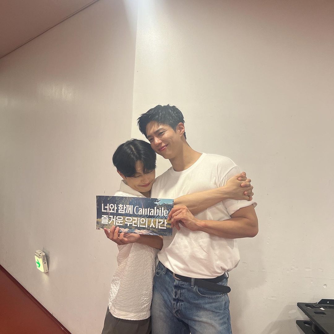 AllForParkBoGum's tweet photo. 2023.08.12 #Parkbogum 12th Anniversary <Cantabile> Fanmeet DAY2 🌳📷

รวมภาพโบกอมและทีมงาน + เพื่อนกองทัพเรือที่มาแสดงด้วยกันค่ะ

#Cantabile  #박보검  #พัคโบกอม https://t.co/EEVJ0YZiFP