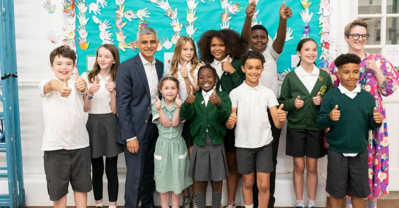 MayorofLondon's tweet photo. Making friendsโ
Playing gamesโ
Learning lotsโ
Eating lunchโ
School should be a place of joy, inquisitiveness & growth. Not a place where children worry about whether or not they'll eat lunch.
That's why we're funding free school meals for primary children from September.