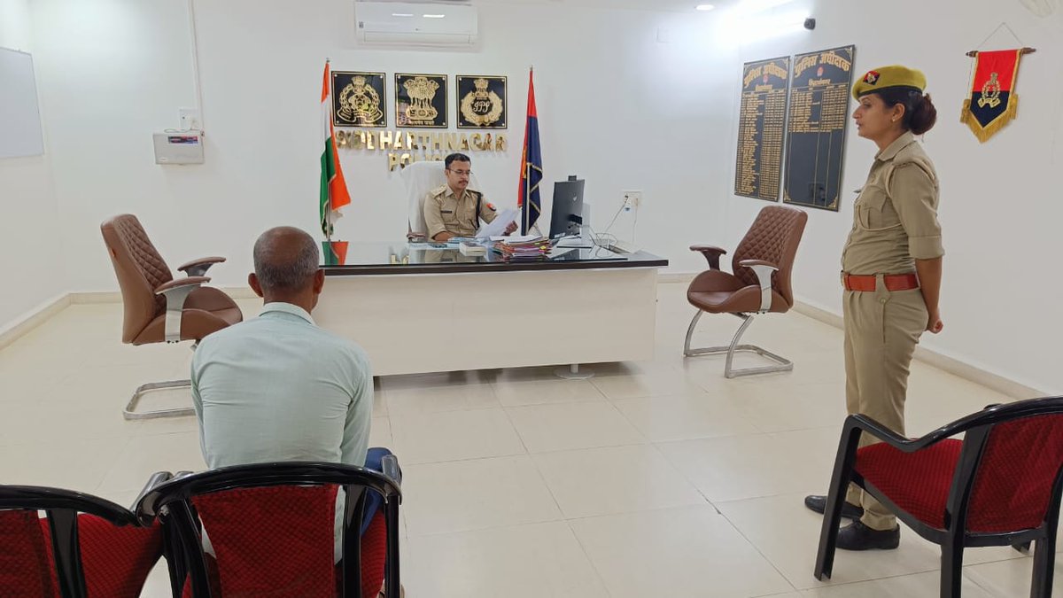 siddharthnagpol's tweet photo. #SP_SDR द्वारा पुलिस कार्यालय में जनसुनवाई कर शिकायकर्ताओं की समस्याओं को सुनकर उनके त्वरित व गुणवत्तापूर्ण निस्तारण हेतु संबंधित को आदेशित किया गया।    
#UPPolice
#siddharthnagpol
#जनसुनवाई https://t.co/BxVGQB0gz6