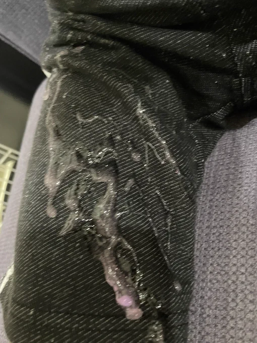 日本パール加工のクリアグリッタークレイとかいうスライム  服に付いたら取れんし、最悪だった。  使用上の注意に書いてあるとはいえ、こんなもん対象年齢子どもなのに、子どもがコントロールできないくらいトロトロで、本当によくこんなんを市場に出そうと思ったな。