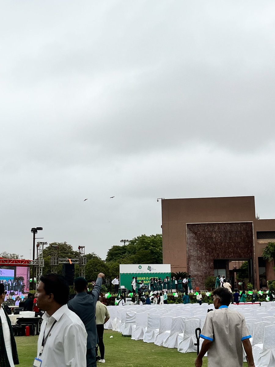 hajraarshad_'s tweet photo. Monday greens 🇵🇰
Celebrating independence day for the last time @AKUGlobal as a med student! 
Pakistan, may Allah help you fight through every problem and come out stronger! 
Proud to be a Pakistani 🇵🇰💚 https://t.co/0zWPc70seQ