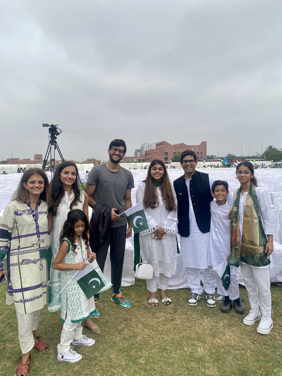hajraarshad_'s tweet photo. Monday greens 🇵🇰
Celebrating independence day for the last time @AKUGlobal as a med student! 
Pakistan, may Allah help you fight through every problem and come out stronger! 
Proud to be a Pakistani 🇵🇰💚 https://t.co/0zWPc70seQ