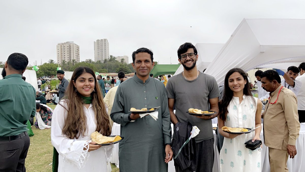 hajraarshad_'s tweet photo. Monday greens 🇵🇰
Celebrating independence day for the last time @AKUGlobal as a med student! 
Pakistan, may Allah help you fight through every problem and come out stronger! 
Proud to be a Pakistani 🇵🇰💚 https://t.co/0zWPc70seQ