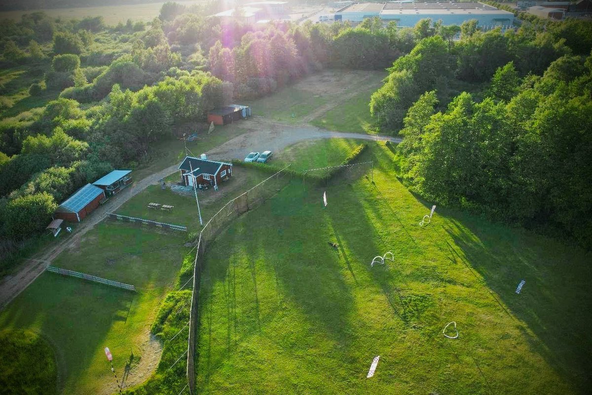 Sverigeeliten på plats den 19/8 när #swedishdronecup återvänder till #halmstad Första heat 9:30. Gratis inträde! Hökaklubben - Halmstads modellflygklubb #droneracing dronecup.se/sdc-rd5-halmst…