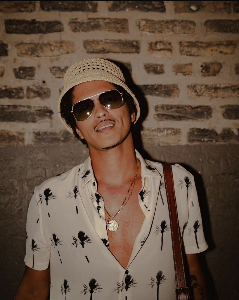 rarune01's tweet photo. 【SAINT LAURENTオススメアイテム】

ブルーノ・マーズ着用��🏽‍🦱
SAINT LAURENT SUMMERコーディネート📸

#SaintLaurent #ブルーノマーズ #BrunoMars #fashion
#ファッション #メンズファッション
#メンズコーデ #スタイリスト https://t.co/VOtENyfyHh