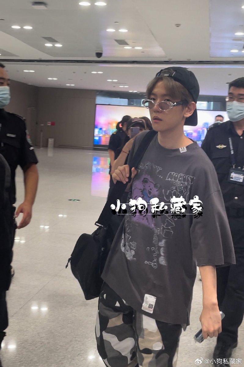 kokokbop's tweet photo. EXO has arrived to China!! 

Here’s a preview of Baekhyun 📸🤍 https://t.co/cH14EA5BWC