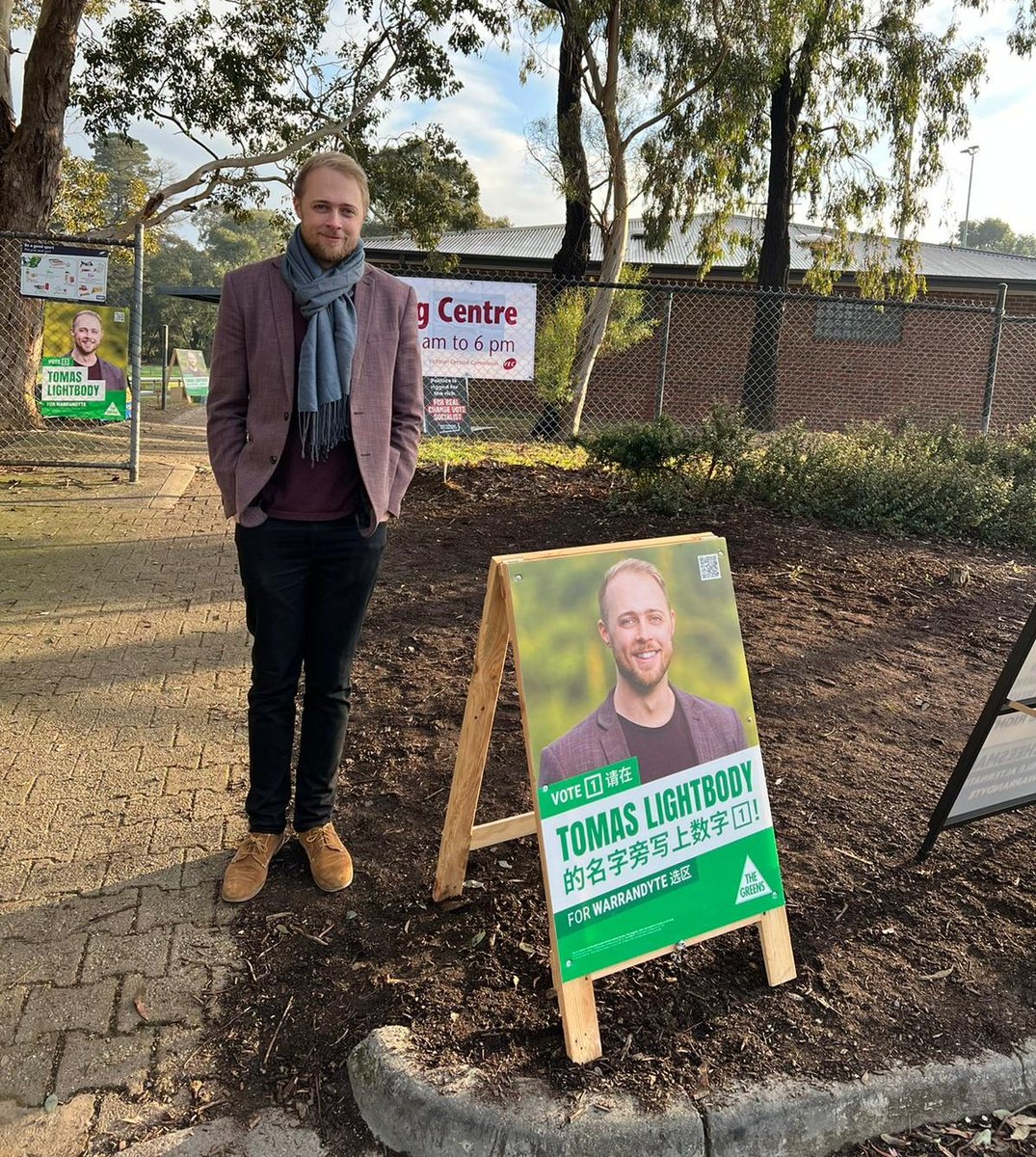 A fresh morning on the voting booth for day 1 of Prepoll! 
Great to have a visit from <a href="/SamanthaRatnam/">Samantha Ratnam</a> at midday! 💚
It was also great to bump into and have a second chat with a few people I actually doorknocked yesterday in East Doncaster! #Warrandyte #votegreen #auspol