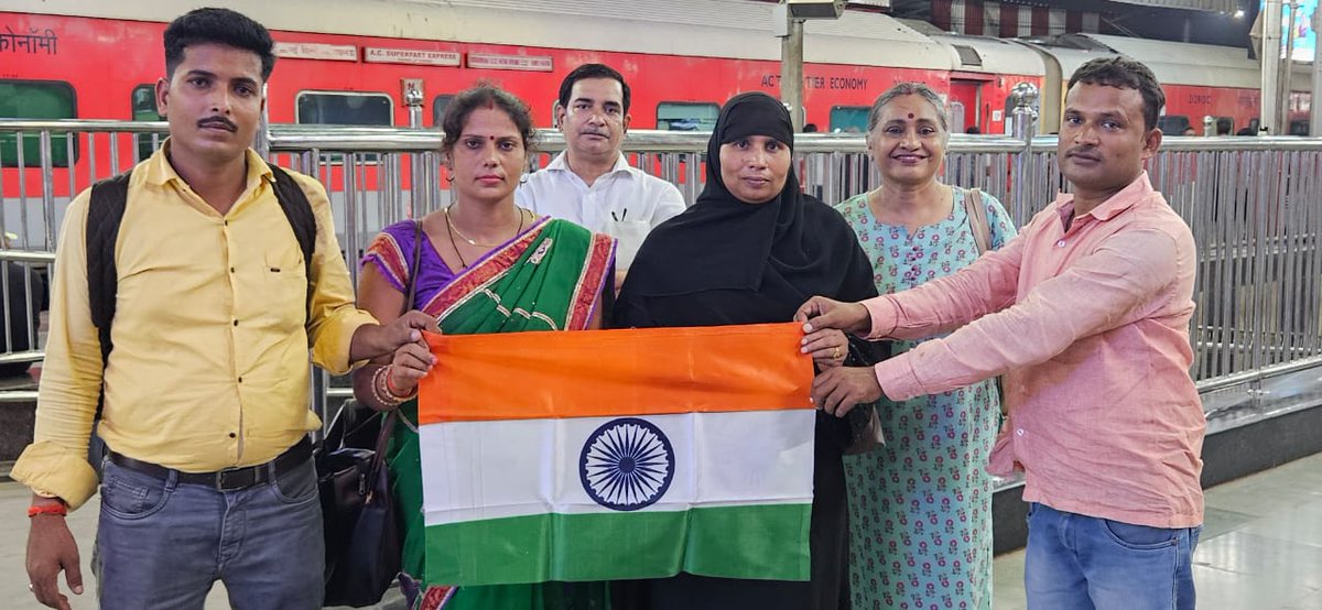 jaljeevan_'s tweet photo. Mrs. Uma Singh &amp; Mrs. Hazara Khatoon, members of Pani Samitis from #UttarPradesh are happy and excited to attend 77th Independence Day ceremony at Red Fort, New Delhi.

These Special Guests from #UttarPradesh warmly welcomed by DDWS team at New Delhi Railway Station.

#IDC2023 https://t.co/R7IyyVROvg