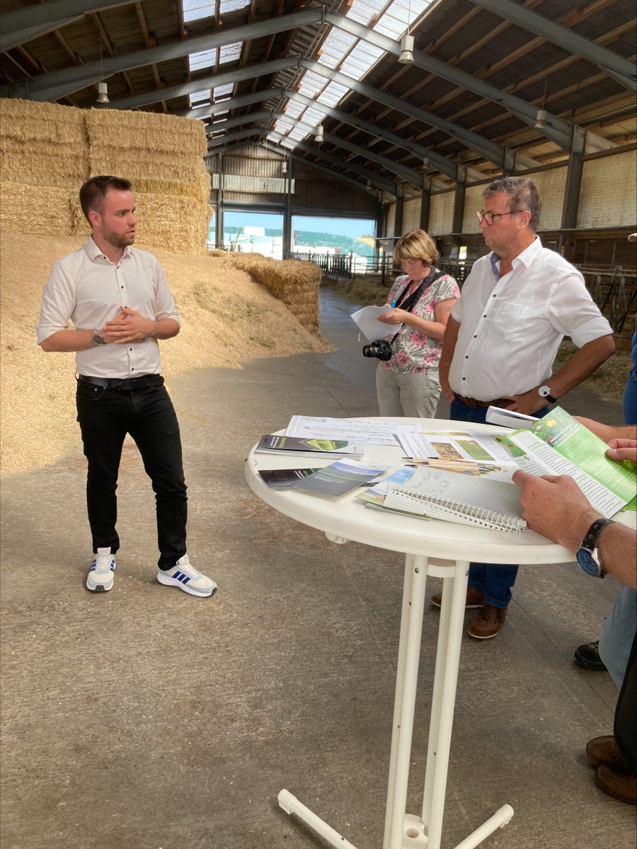 Bauern_Verband's tweet photo. Besuch von Peter Hauk, Landwirtschaftsminister BaWü, auf dem Haslachhof: Betriebsleiter Wolfram Wiggert &amp; Lorenz Bücheler präsentieren das Projekt #HumusKlimaNetz von DBV &amp; @bioverband_de und die von Wiggert umgesetzten Maßnahmen zum #Humusaufbau. Mehr: https://t.co/JP1kZQ0XNV https://t.co/nPaBHFe05f