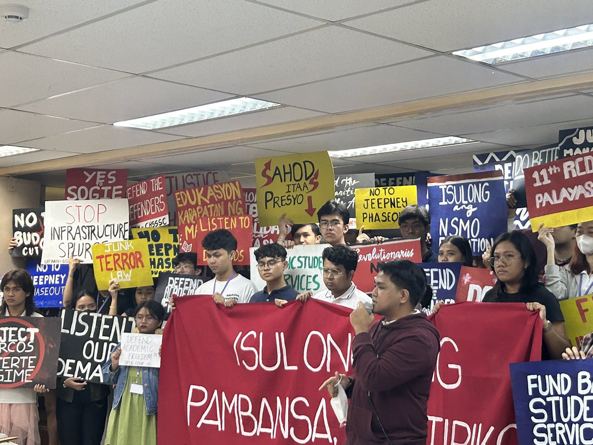 JUST IN: Delegates hold a symbolic action to reiterate the role of the studentry in the fight for democratic rights. KSUP Chairperson Ronquillo emphasize that while state-sponsored attacks remain rampant, the youth will continue to arouse, organize, and mobilize. 

#NC44
#SC40