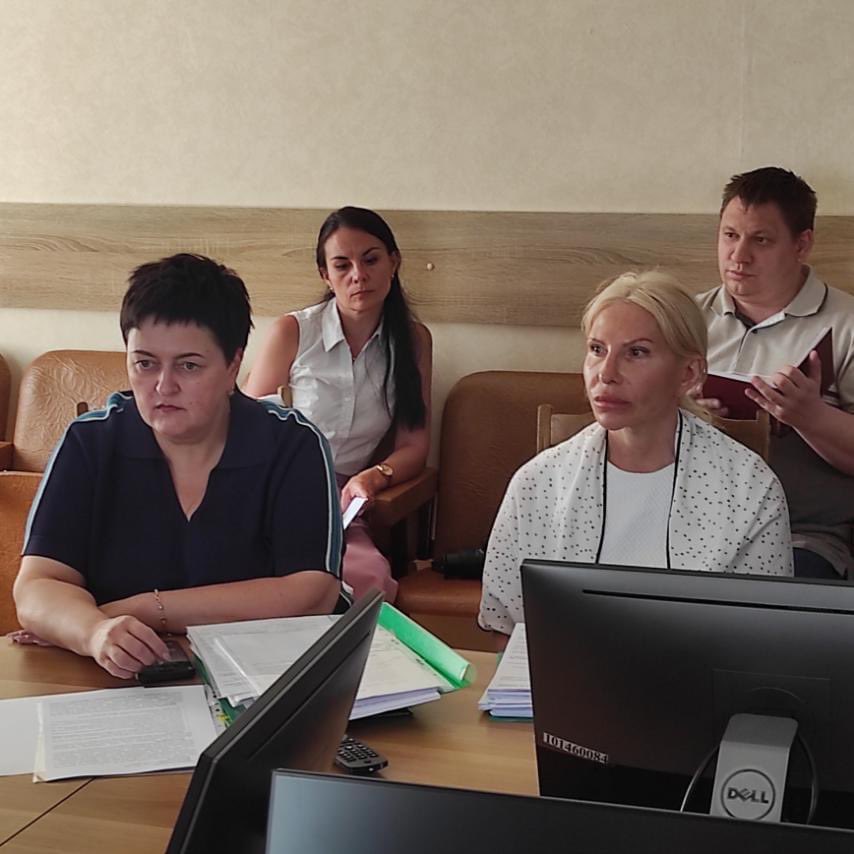 SymorozOfficial's tweet photo. Корупціонери з управління освіти Дніпровського району міста Києва досі на посадах…

Минуло більше місяця зі скандалу із закупівлями барабанів, конструкторів, овочерізок та космічних сковорідок, стільців за дві ціни, туалетного паперу та швабр на 4 мільйони гривень в укриття навчальних закладів Дніпровського району. Так це саме ті закупівлі, які сколихнули всю країну. І за цей час я чекав реакції від влади, як мінімум це мали б бути кадрові рішення. Але влада вирішила, що народ покричить та заспокоїться, а звільняти за цю ганьбу нікого не будуть, бо занадто «цінні кадри». 

Ну що ж, давайте тоді я допоможу. Дніпровський район столиці - це район в якому я живу, у мене багато тут друзів та знайомих, тож дізнатися деталі про управління освіти Дніпровської РДА було мʼяко кажучи не важко. 

Виконавицями цих скандальних закупівель є дві людини, саме вони отримували основний відсоток тіньового заробітку, ну бо вони ризикували найбільше. Перша - це Наталія Василівна Іваніна - начальник управління освіти Дніпропетровської в місті Києві РДА. Друга - це її права рука - Ольга Юріївна Дроздова - начальник адміністративно-господарчого відділу управління освіти Дніпропетровської в місті Києві РДА та голова тендерного комітету.

Тред про цих краль: