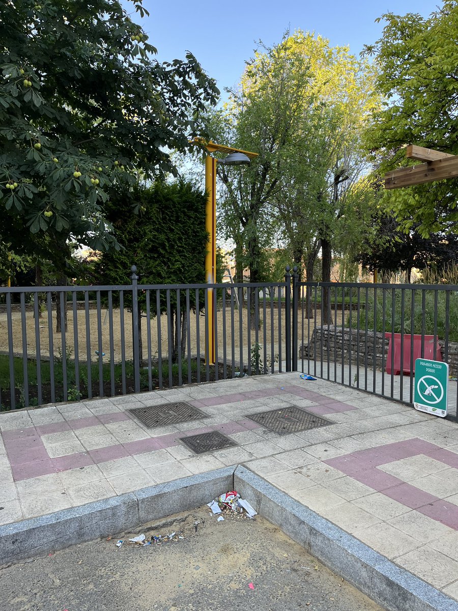 daniblanco68's tweet photo. @LeonAyto ,cuando se volverá a abrir el parque Angel Barja? Nuestros mayores necesitan algún sitio para protegerse del sol. Las obras han finalizado hace al menos dos meses. Alguna explicación por favor https://t.co/451U7hMSUx
