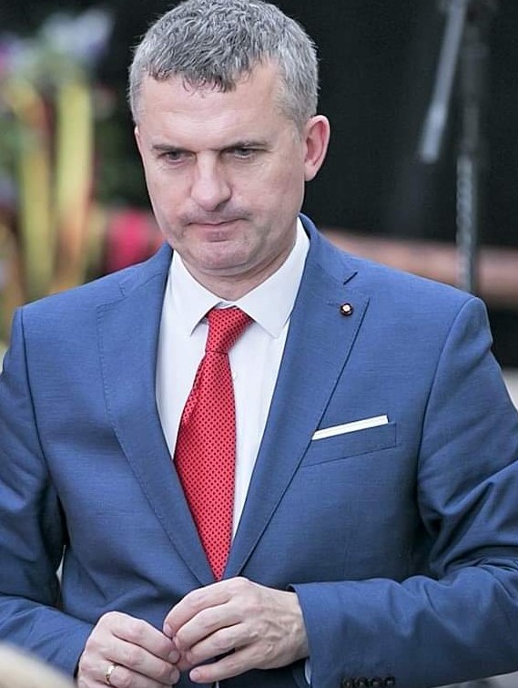 Najważniejsze, to zmniejszenie wydatków mieszkańców na usługi społeczne. Jednak w pierwszym kroku decyzyjnym wszystko zależy od wysokości cen: energii, prądu, gazu, paliwa.
Dziś trudno nie zauważyć ogromnych zysków, które rząd czerpie z podatku VAT.