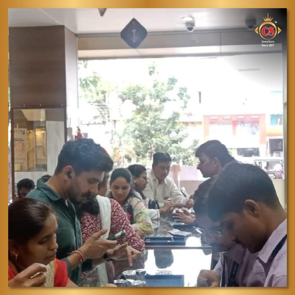 ChandukakaS's tweet photo. For online shopping visit: https://t.co/eQLTrBc9Op 

Locate our stores @ https://t.co/R4L2vBP2ly 

Toll free no 📞 1800 267 0999

#ChandukakaSarafAndSonsPvtLtd #AdhikMaasCelebration #SparklingKalash #DivineDecor #PoojaItems #Idols #JodviAndBichwe #DiscountOnMakingCharges https://t.co/x2UI2YycrI