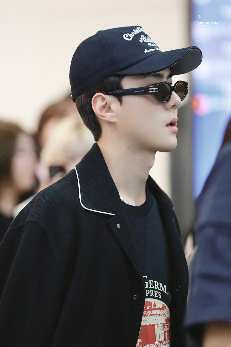 milkteus's tweet photo. sehun has safely arrived at qingdao international airport! enjoy the fansign later 🖤 https://t.co/zqNymz5nlS