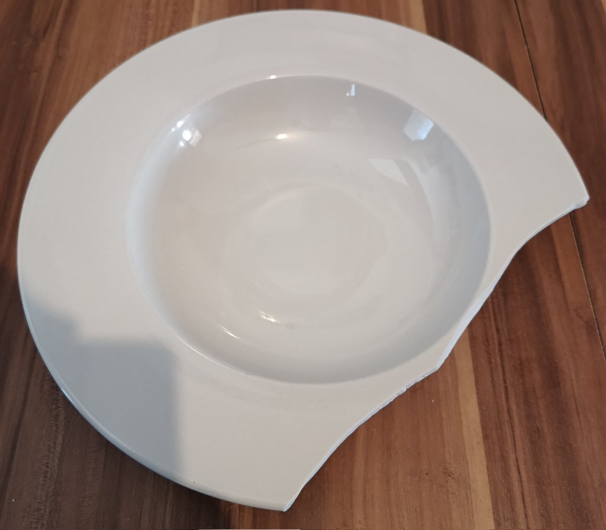 Ich habe da gerade eine kleine Macke in meinen Pastateller geschlagen. Da unten rechts. Ich habe leider vergessen es rot einzukreisen.
Was meint ihr? Der ist noch gut, oder?