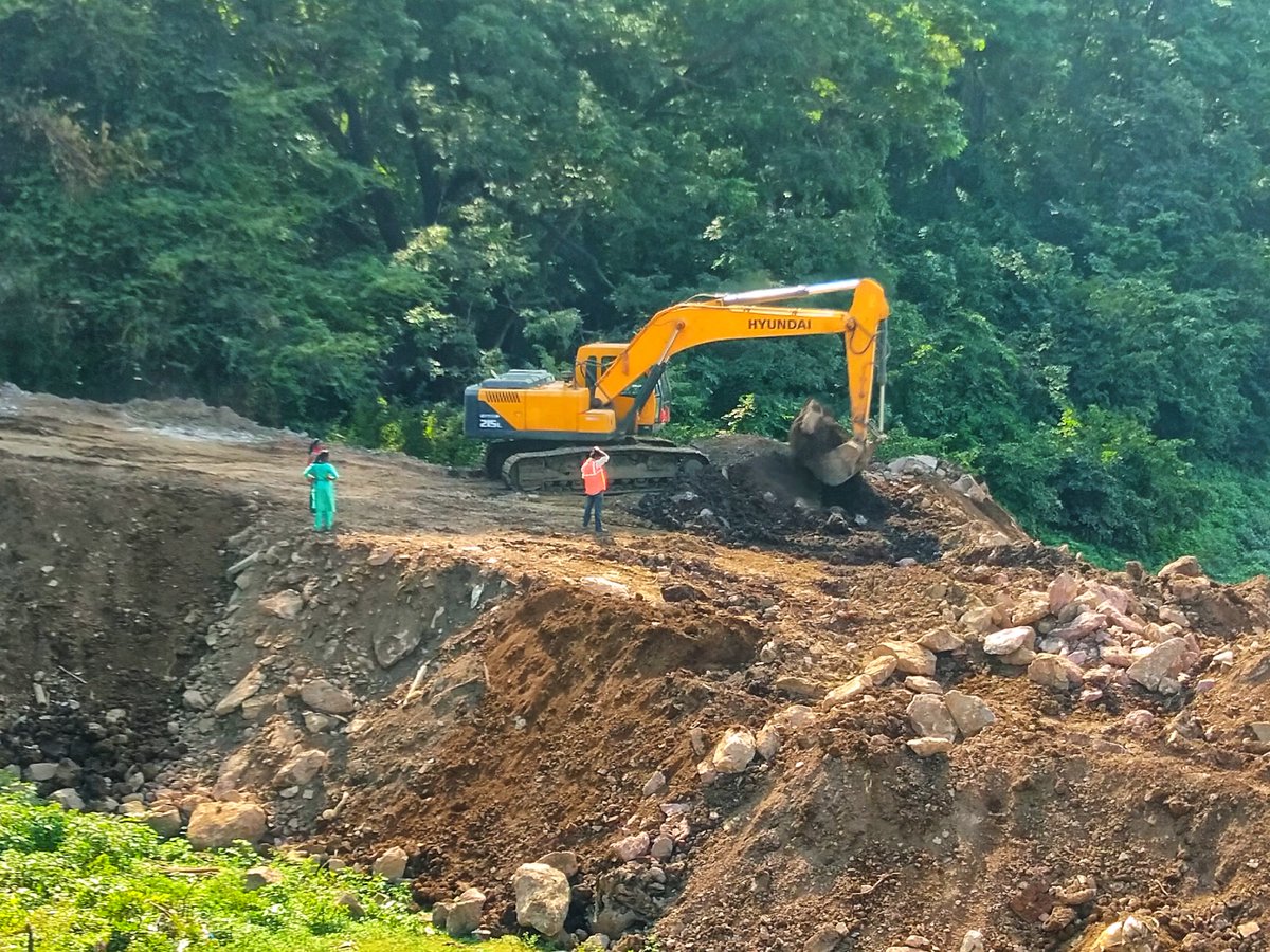 ChaloPmc's tweet photo. Just as total cost of the Pune riverfront project was estimated to be ₹2,619 crore in 2017 to  ₹4,727 crore in 2023 &amp; state govt is going ahead even after citizen's raised concerns over 80% concretisation along the riverbank and blocking the free flow of the river! #ChaloPMC https://t.co/QuBnJsVEt9