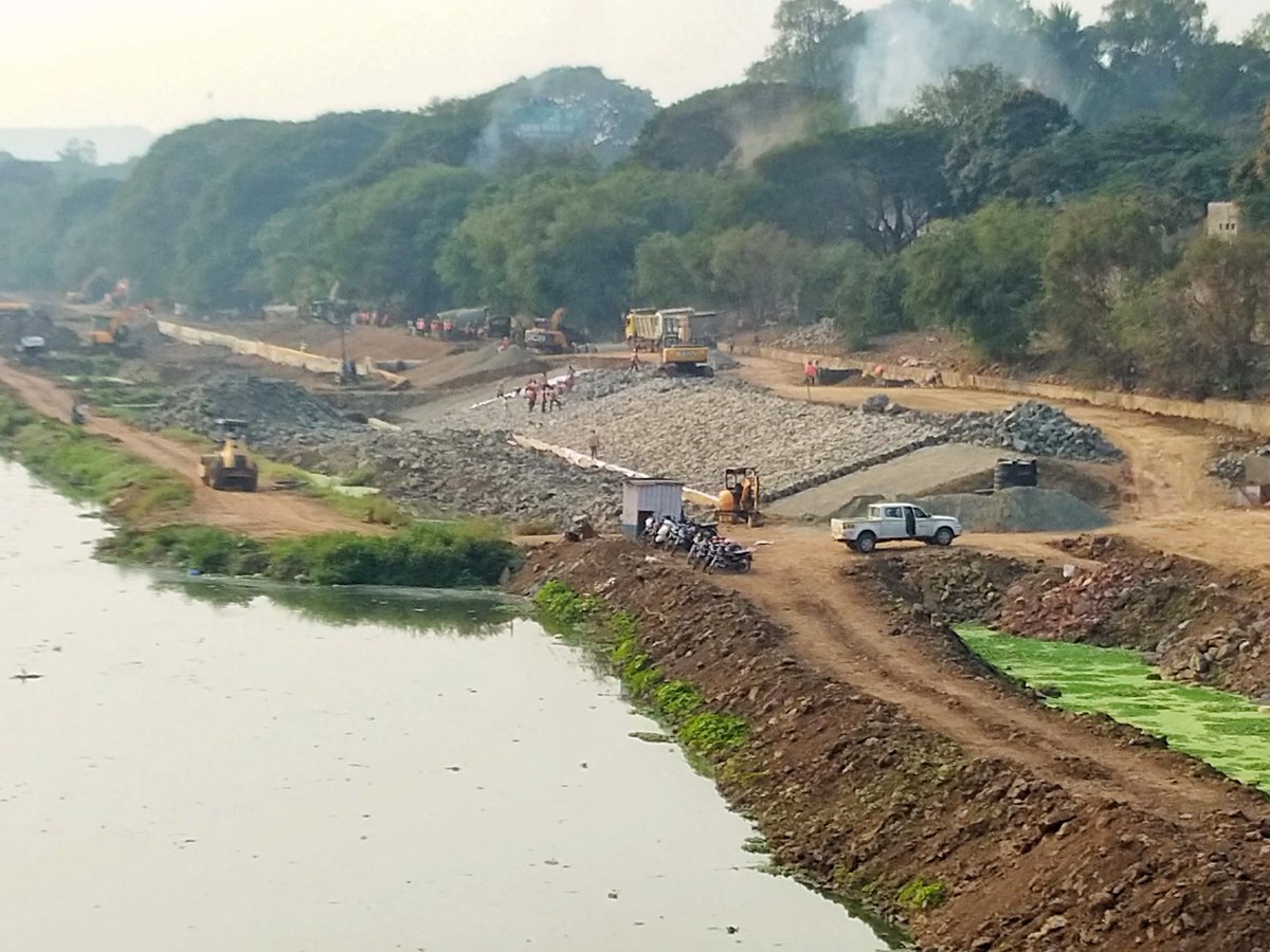 ChaloPmc's tweet photo. Just as total cost of the Pune riverfront project was estimated to be ₹2,619 crore in 2017 to  ₹4,727 crore in 2023 &amp; state govt is going ahead even after citizen's raised concerns over 80% concretisation along the riverbank and blocking the free flow of the river! #ChaloPMC https://t.co/QuBnJsVEt9