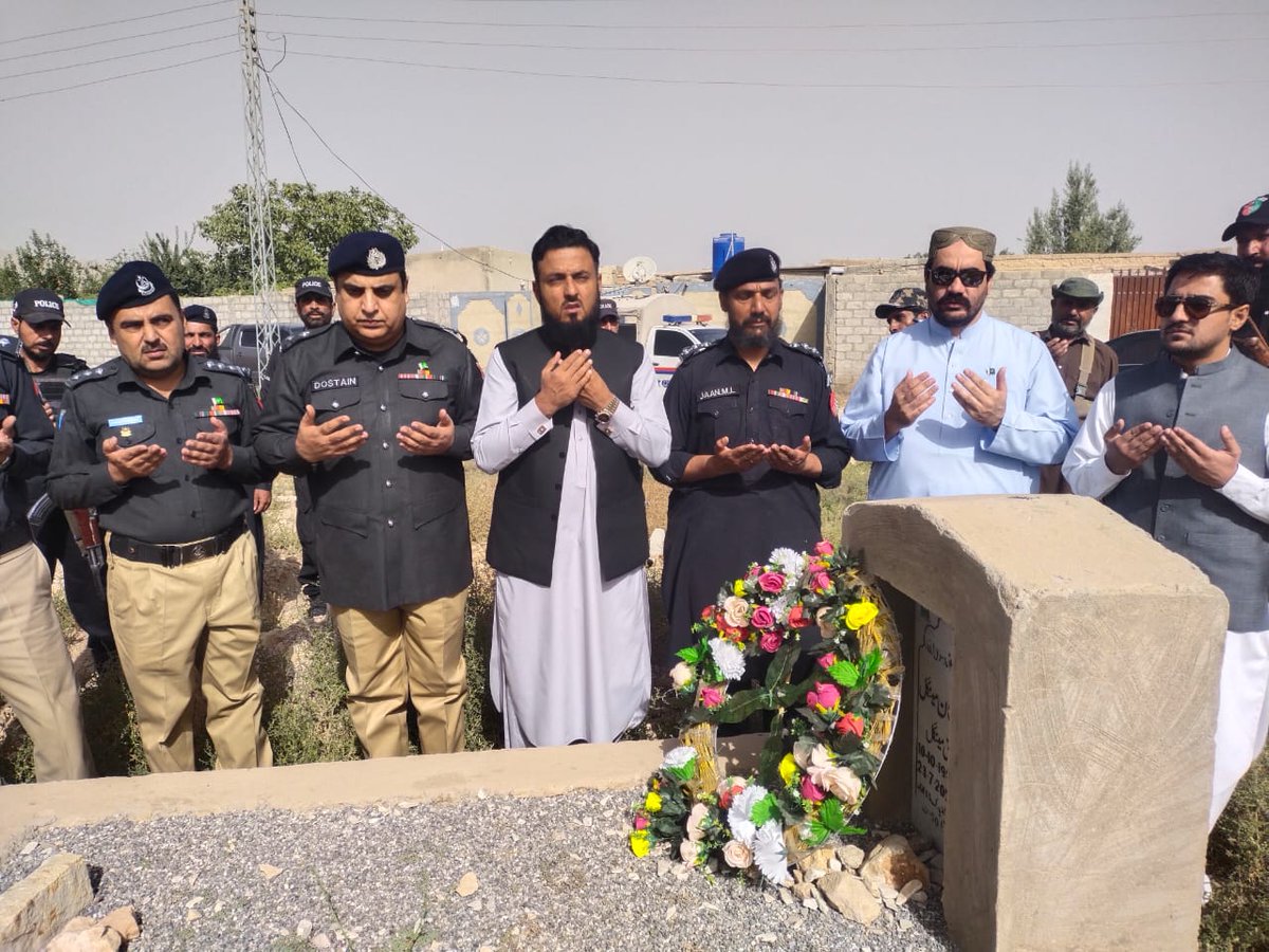 KalatOffice's tweet photo. قلات۔ ڈپٹی کمشنر قلات منیر احمد درانی اسسٹنٹ کمشنر قلات جہانزیب بلوچ ایس پی قلات دوستین دشتی یوم آزادی کے موقع پر شہدا کی یادگار پر حاضری کے موقع پر فاتحہ خوانی کر رہے ہیں
@cs_balochistan https://t.co/c3rpW1G369