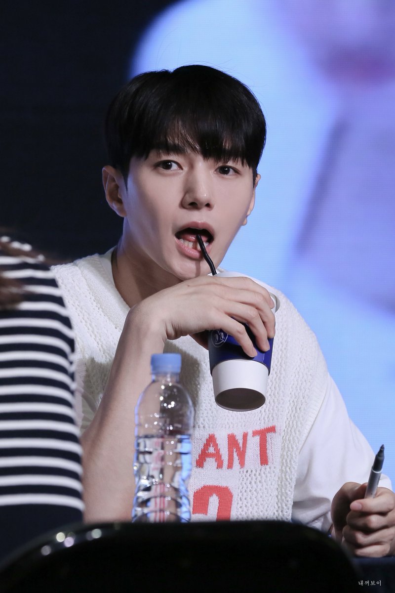limerence_kms's tweet photo. 230811 에버라인 팬싸

물 마시는 묭묭이 네컷 보고 좋은 하루 보내세요^^

#인피니트 #INFINITE
#김명수 #명수 #엘 #MYUNGSOO https://t.co/9WY6yUJJsn