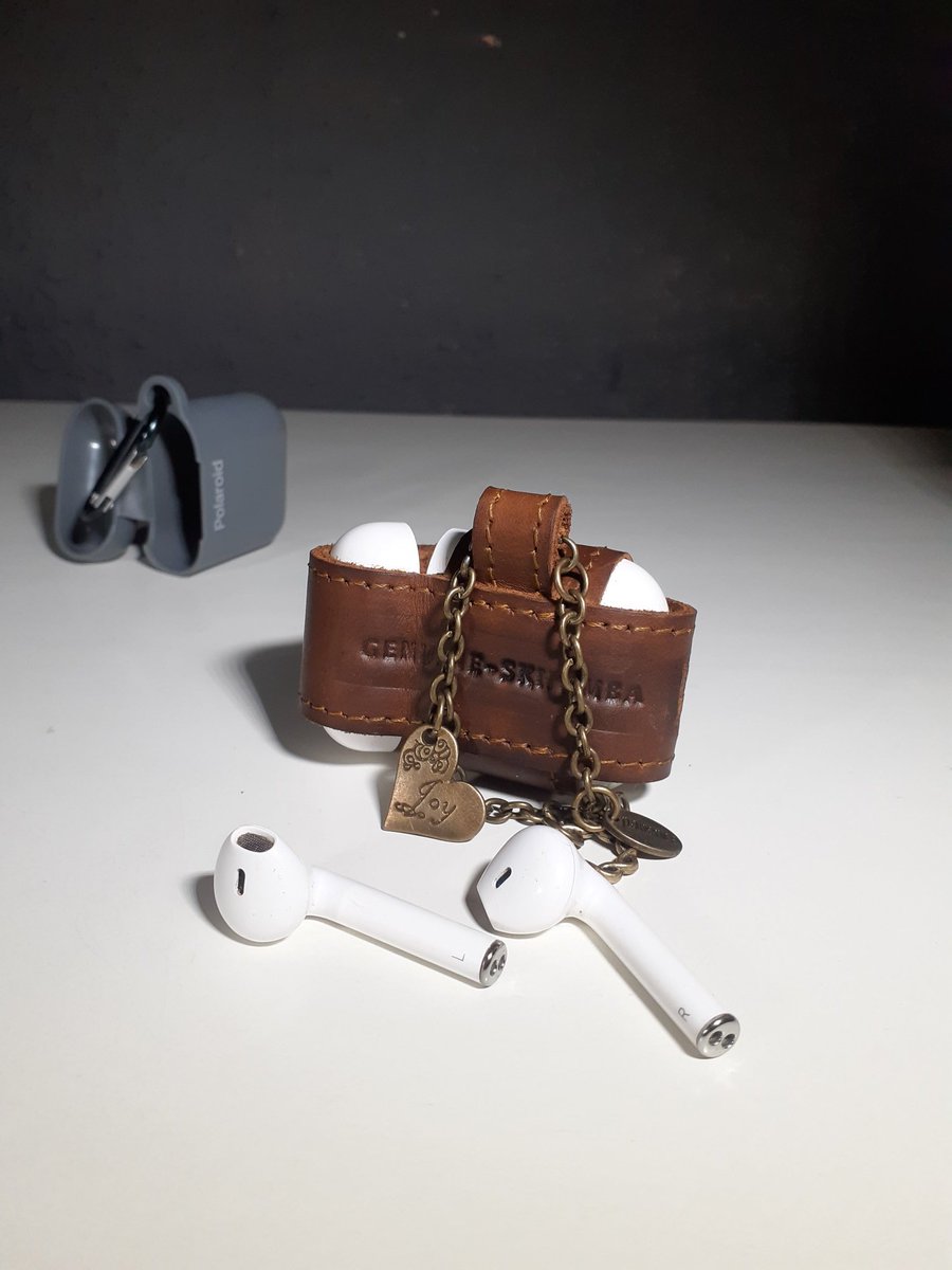 bunduhide's tweet photo. Bundu Hide Genuine Skhumba 

🪡 Simphiwe Donald Mbangi 

👜 Leather Casing - Headset Enclosure 

#moderndayguluva 

#bespoke #designer #leather #crafts https://t.co/bB0xXZptYA