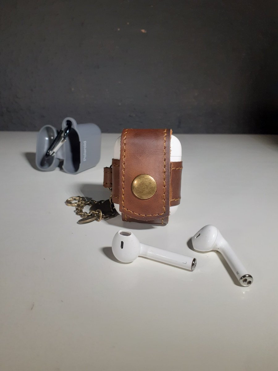 Bundu Hide Genuine Skhumba 

🪡 Simphiwe Donald Mbangi 

👜 Leather Casing - Headset Enclosure 

#moderndayguluva 

#bespoke #designer #leather #crafts