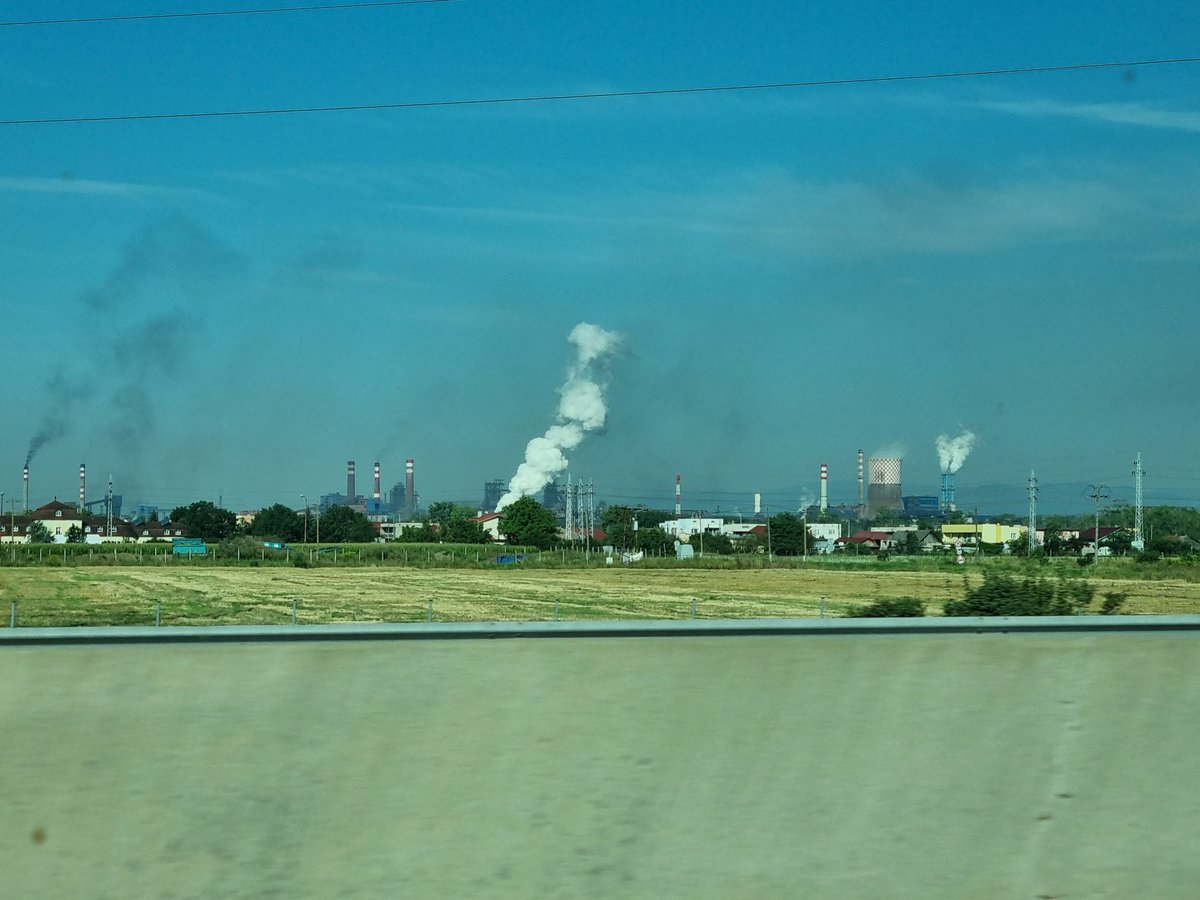 JustStopOilReal's tweet photo. what industry is this? #smoke #pollution #environment
#juststopoil https://t.co/K2ZDadvNwd