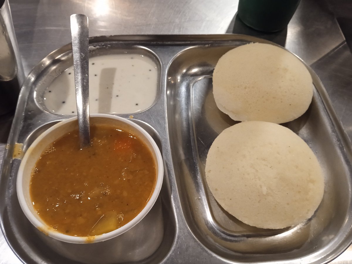 बेशक बाहर के खाने में स्वाद हो, 
              पर सुकून तो
 घर के खाने में ही आता है ........!