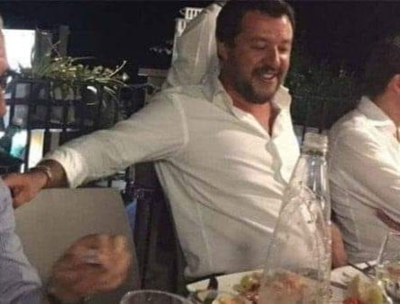 Salvini, all'epoca ministro dell'interno, allegramente a cena in Sicilia la sera del #14agosto 2018. Alcune ore prima era crollato il #PonteMorandi. Voglio ricordarlo così.