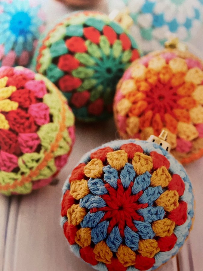 Crochet Christmas Bauble Crochet Pattern #crochetpattern #crochet #crochetchristmas #christmasbauble #earlybiz #shopindie #wip #quickmakes #christmasdeco #scrapyarn #yarnbauble #baubles #baulble #MHHSBD dwcrochetpatterns.etsy.com/uk/listing/109…