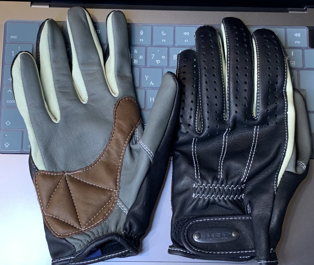kikuling's tweet photo. ライコランドで買ったのは、 JRP×REITのグローブ。この配色がかっこいい!すでにBPSグリーンで装着感が良いことは確認済み!
#JRPグローブ
#JPS4C
#バイクグローブ https://t.co/jl5TTDiyVe