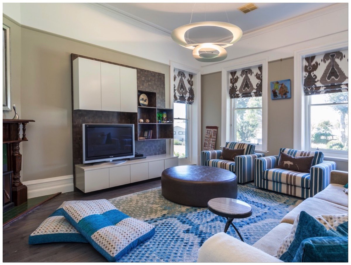DesignInsideAu's tweet photo. This really is such a beautiful family room! It has truly stood the test of time for around 8 years, so far with no chance of loosing its charm. Neutrals with blues, textures and patterns well balanced and providing all that great design demands. New and modern cabinetry,... https://t.co/CyrElcngnS