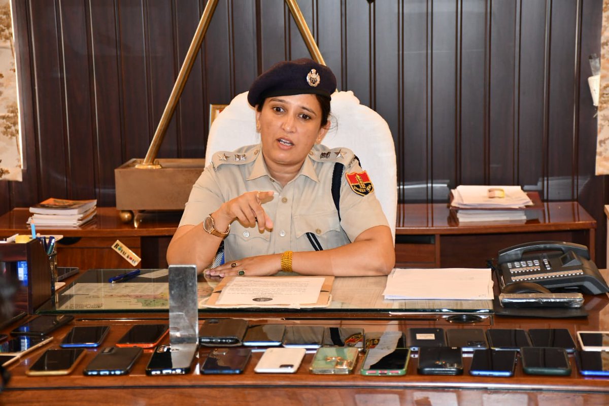 JhalawarPolice's tweet photo. #Jhalawar:जिला पुलिस अधीक्षक @Tomarhricha के निर्देशन में विशेष अभियान के तहत साइबर सेल टीम द्वारा विभिन्न परिवादियो के गुमशुदा मोबाईलों को ट्रेसआउट कर करीब 18 लाख की कीमत के 112 मोबाईलों को उनके स्वामियों को सुपुर्द किये गये। 
@PoliceRajasthan 
@IgpKota 
#JhalawarPolice https://t.co/eLdV082KSc