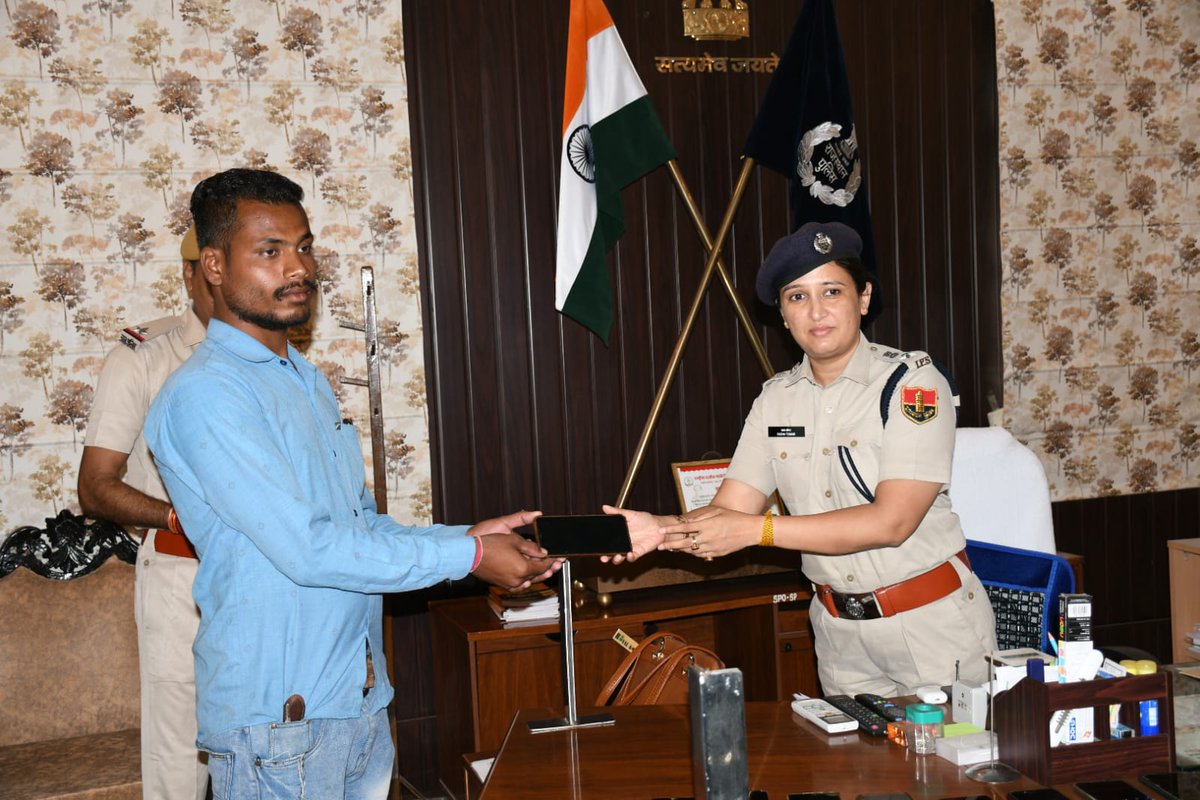 JhalawarPolice's tweet photo. #Jhalawar:जिला पुलिस अधीक्षक @Tomarhricha के निर्देशन में विशेष अभियान के तहत साइबर सेल टीम द्वारा विभिन्न परिवादियो के गुमशुदा मोबाईलों को ट्रेसआउट कर करीब 18 लाख की कीमत के 112 मोबाईलों को उनके स्वामियों को सुपुर्द किये गये। 
@PoliceRajasthan 
@IgpKota 
#JhalawarPolice https://t.co/eLdV082KSc