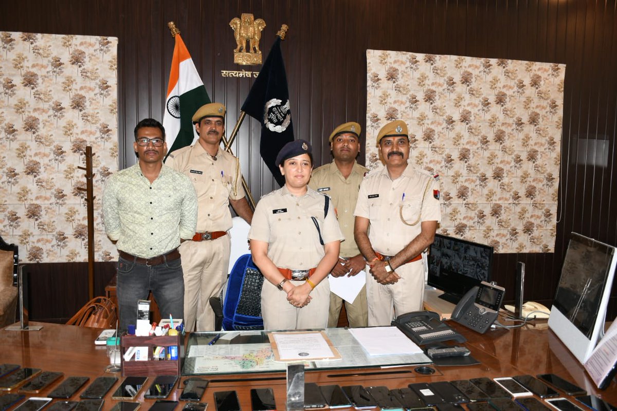 JhalawarPolice's tweet photo. #Jhalawar:जिला पुलिस अधीक्षक @Tomarhricha के निर्देशन में विशेष अभियान के तहत साइबर सेल टीम द्वारा विभिन्न परिवादियो के गुमशुदा मोबाईलों को ट्रेसआउट कर करीब 18 लाख की कीमत के 112 मोबाईलों को उनके स्वामियों को सुपुर्द किये गये। 
@PoliceRajasthan 
@IgpKota 
#JhalawarPolice https://t.co/eLdV082KSc