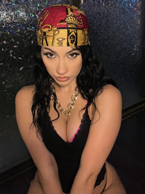 put it in her mouth she won&rsquo;t take it out ✨ https://t.co/l9DE8eiBOQ