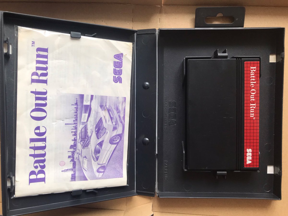 sekiro_51's tweet image. 本日の届き物📬PAL版SMSのBattle Out Run🚘日本未発売のマスターシステム用アウトランの1本🚗F40をぶつけてバトる豪快なゲーム💥うちにあるハードでワンチャン動くか?🤔って､挿さる本体もアダプターも無いわ😱海外版SMS→日本版コンバータ買うか😅…いっそ欧州版SEGA Master System Ⅱ 買っちゃえ！🤣