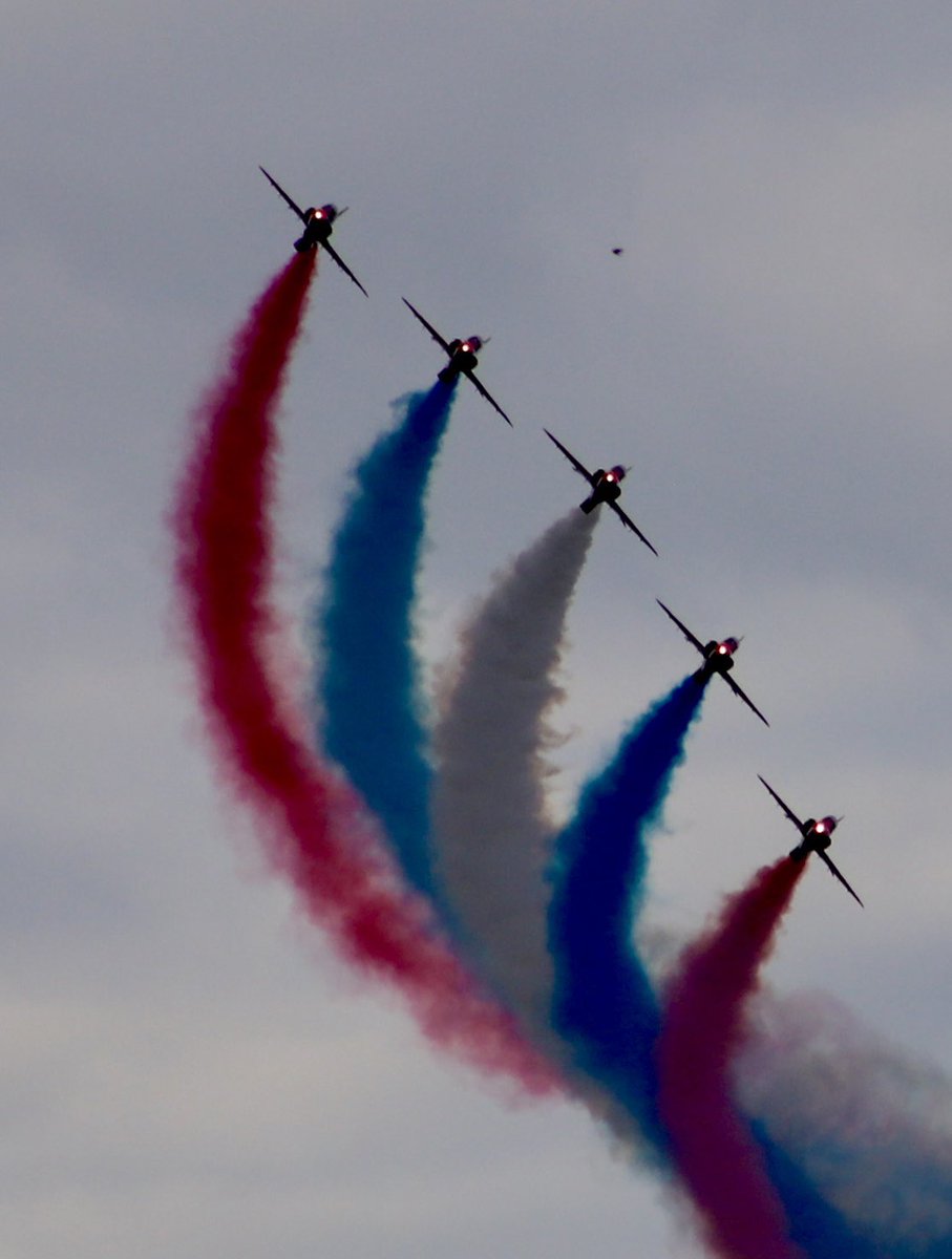 PamWeeden's tweet photo. Capturing the mighty Red Arrows in Whitby yesterday with my Canon 6Dmark II #photographer #Photograghy #Zoom #canonphotography #Colour #redArrows https://t.co/s3ryqxr5UC