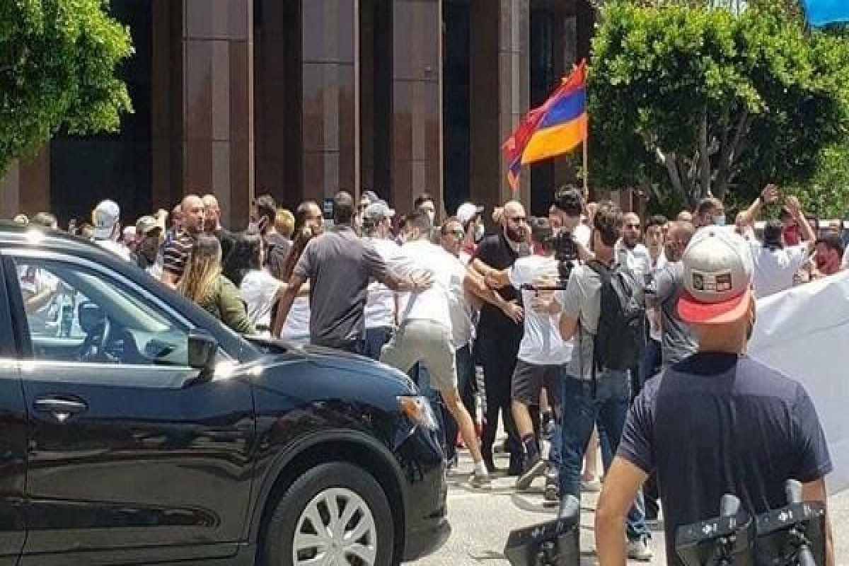 Armenians protesting in front of Azerbaijan Consulate General building in #LosAngeles. The protesters are chanting absurd slogans like opening the #Lachin road and calling for Armenians living in #Karabakh to be removed from the “blockade”#armenia #LachinCorridor @azconsulatela