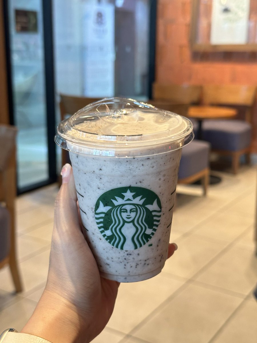 beurrexx's tweet photo. วันนี้มาลองเมนู Starbucks ตามรีวิว วนิลาครีมปั่นเพิ่มจาวาชิพ แต่นี่ไม่เอาวิปครีม รสชาติคือคุกกี้แอนด์ครีมเป๊ะๆเลย อร่อยมากกกก แนะนำสั่งหวานน้อย ฟินเว่อออออ https://t.co/LPN0iMvrRH