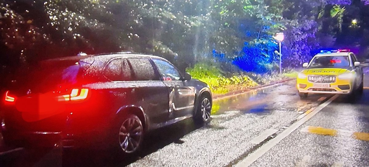 LancsRoadPolice's tweet photo. Early heads up from @OscarRomeo1268 about a stolen BMW X5 heading to Lancs
#TPAC patrols get in position and X5 is 'stung' in Darwen
Short pursuit until its 'boxed' and stopped with deflated tyres
Driver runs but is detained by @LancsPolDogUnit
#T3RPU @NYorksRPG #noborders https://t.co/BBok9MOURm