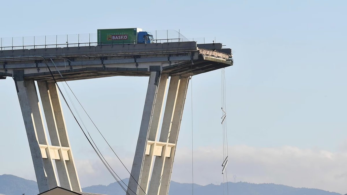 GiuseppeConteIT's tweet photo. Cinque anni. Tanti ne sono passati da quel drammatico 14 agosto 2018. Il dolore per la tragedia del ponte Morandi, che poteva e doveva essere evitata, non si attenua con il passare del tempo. Nell’attesa che venga fatta piena giustizia sull’accaduto, il nostro pensiero va alle 43 persone che non ci sono più e ai loro cari.