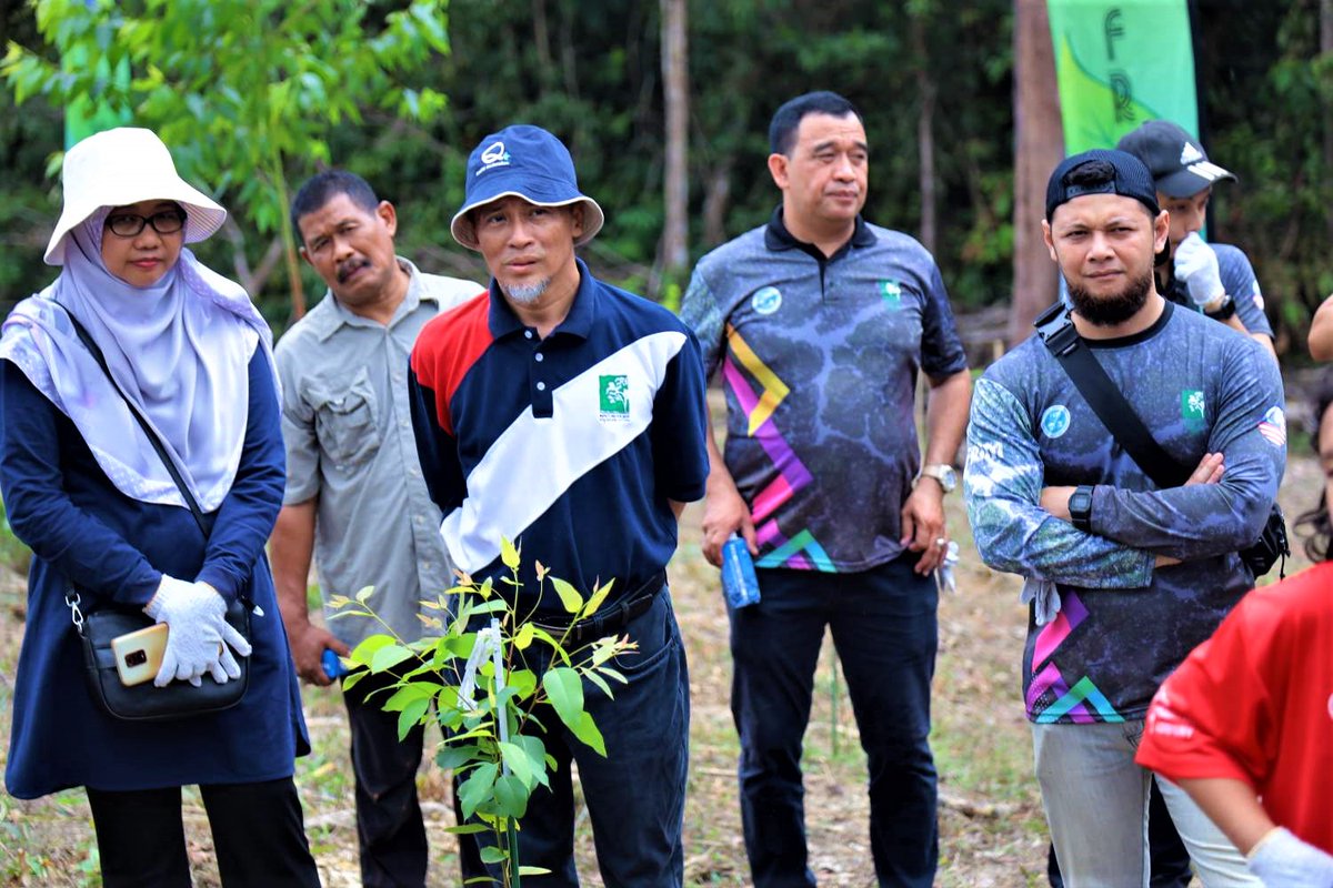 FRIMKepong's tweet photo. 35 staf & keluarga Program Kualiti Produk Kayu (MP) & FRIM PCS tanam 40 pokok di #StesenPenyelidikanFRIM #Selandar #Melaka (#SPFSelandar) pd 4/8 utk sokong Program Penghijauan Malaysia - Kempen Penanaman @100JutaPokok.
#PokokKitaKehidupanKita #OurTreesOurLife #100jutapokok https://t.co/oWGCn7Mn3s